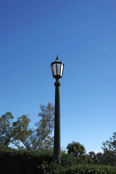 Traditionele Straatlantaarn Een Open Parklandschap Onder Blauwe Lucht — Stockfoto