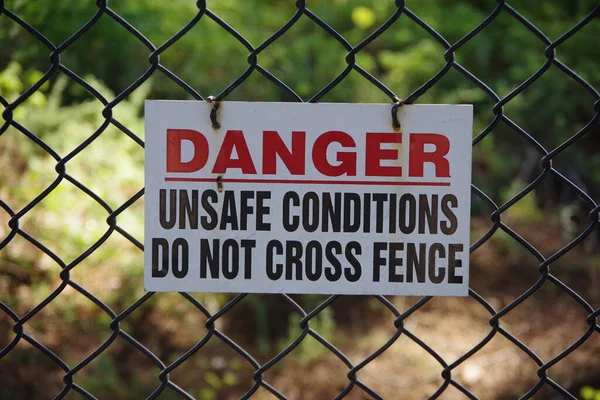 Assine Uma Cerca Danger Condições Unsafe Não Cross Fence — Fotografia de Stock