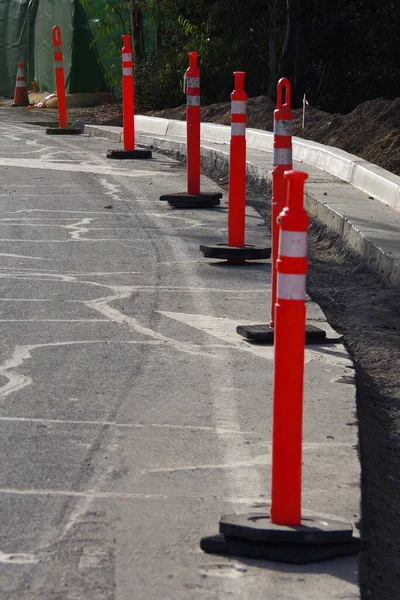 Construcción Carreteras Con Bordillo Hormigón Recién Vertido Pilones Que Marcan —  Fotos de Stock