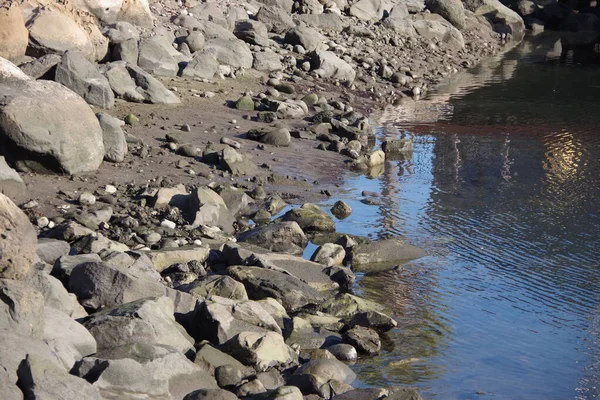 Die Wasserkante Mit Felsen Und Steinen Eines Ozeanischen Yachthafens Mit — Stockfoto