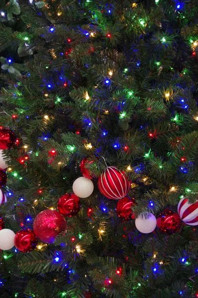 Plný Rám Částečný Pohled Umělý Vánoční Stromek Plné Výzdobě — Stock fotografie