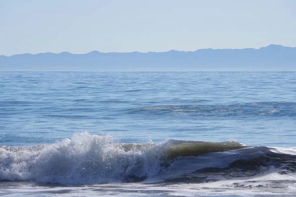 Ocean Spokojny Widok Plaży Santa Barbara Sylwetką Wyspy Santa Cruz — Zdjęcie stockowe