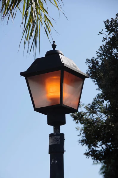 Светящийся Фонарь Общественном Парке Голубым Небом — стоковое фото