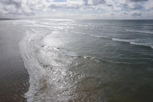 Reflexões Água Uma Praia Central Califórnia Sob Nuvens Pesadas Dia — Fotografia de Stock