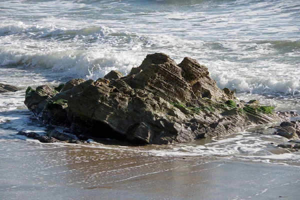 Una Gran Roca Agua Playa Del Océano Pacífico — Foto de Stock