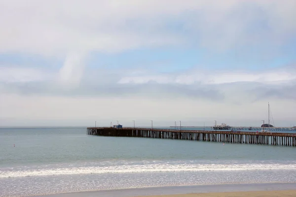 5月の霧の日に桟橋とカリフォルニア州の海のビーチ — ストック写真