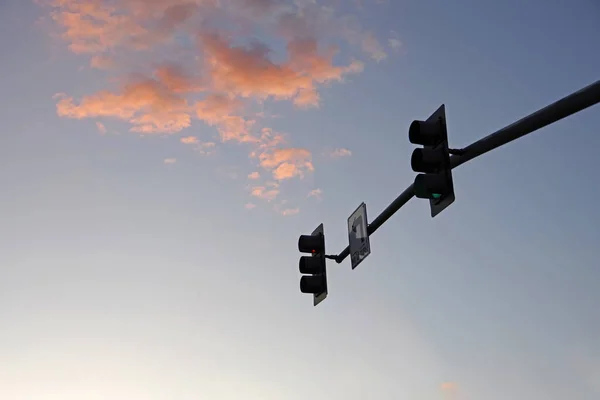 Trafik Işıklarının Mavi Gökyüzünün Renkli Akşam Bulutlarının Çapraz Kollarının Görüntüsü — Stok fotoğraf