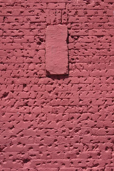 Kırmızıya Boyanmış Eski Bir Tuğla Duvarın Bölümsel Tam Çerçeve Görüntüsü — Stok fotoğraf