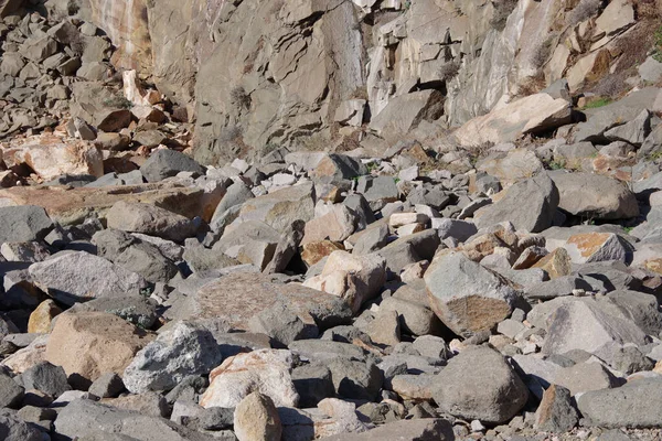 Vista Ravvicinata Rocce Pesanti Cadute Ripido Versante Montano — Foto Stock