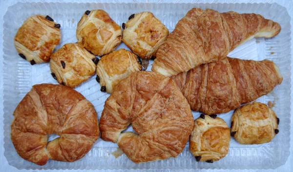 Egy Tálca Tele Különféle Frissen Sült Vajas Croissant Okkal — Stock Fotó