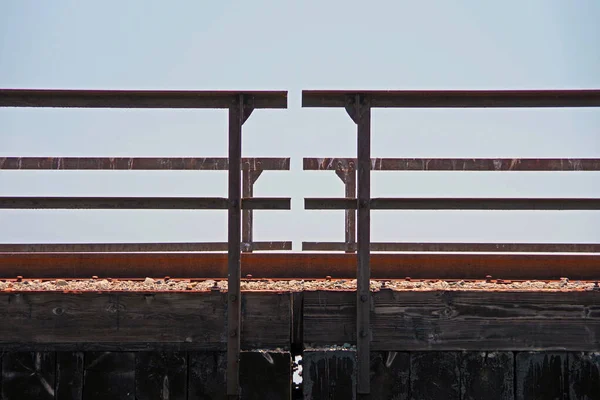 蓝天高架铁路桥两侧栏杆之间的空隙 — 图库照片