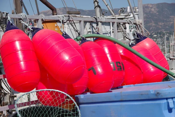 Czerwone Boje Wiszące Poręczy Komercyjnego Trawlera Rybackiego Porcie Morskim — Zdjęcie stockowe