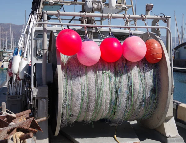 Zwinięta Sieć Rybacka Oraz Czerwone Różowe Boje Trawlerze Rybackim — Zdjęcie stockowe