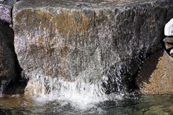 Agua Que Fluye Sobre Una Gran Roca Fondo Una Cascada —  Fotos de Stock