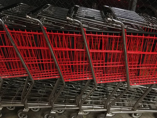 Marco Completo Vista Cerca Una Fila Carros Compras Rojos — Foto de Stock