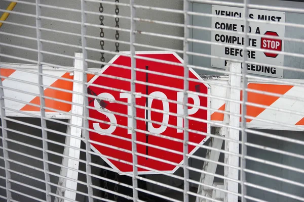 Eine Schranke Mit Einem Stop Schild Hinter Einem Metallenen Eingangstor — Stockfoto