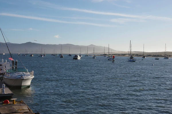 Tranquila Escena Del Día Invierno Bahía Morro Con Barcos Montañas — Foto de Stock
