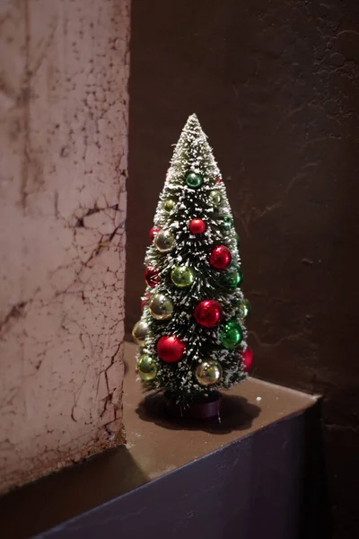 Affichage Décoratif Avec Petit Arbre Noël Artificiel Coloré — Photo