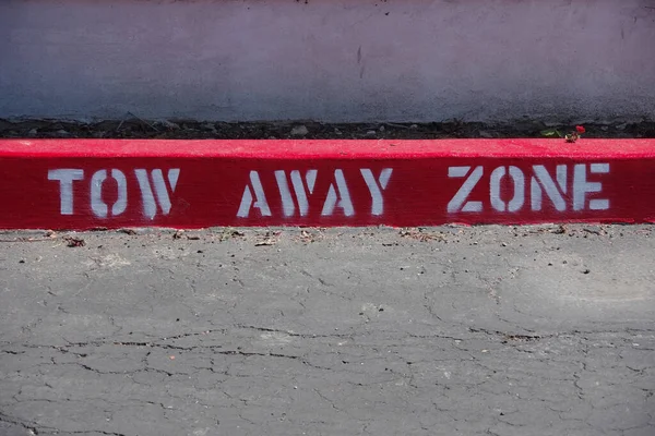 Freio Vermelho Marcado Tow Away Zone — Fotografia de Stock