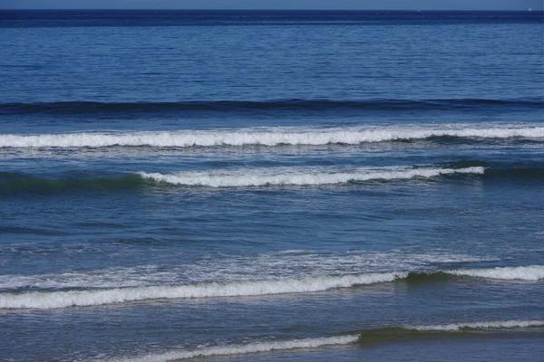 Azul Oceano Água Surf Visto Partir Praia — Fotografia de Stock