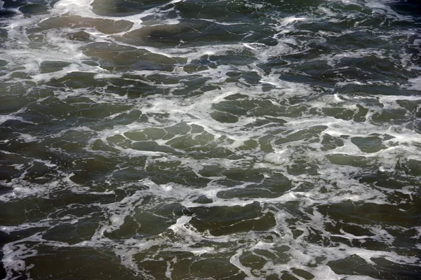 在海滩附近移动和发泡的海水表面 — 图库照片