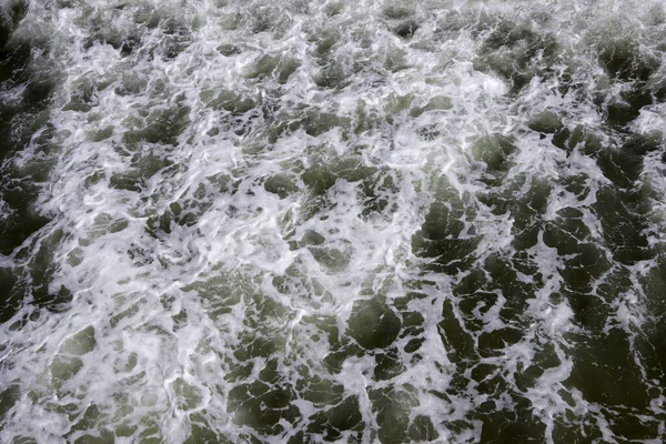 Buborékoló Fehér Habzó Sötét Óceáni Vízfelület — Stock Fotó