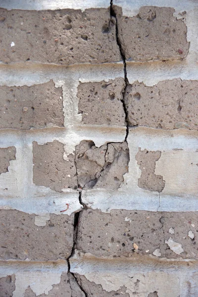 古い劣化セメントレンガの壁の深い亀裂 — ストック写真