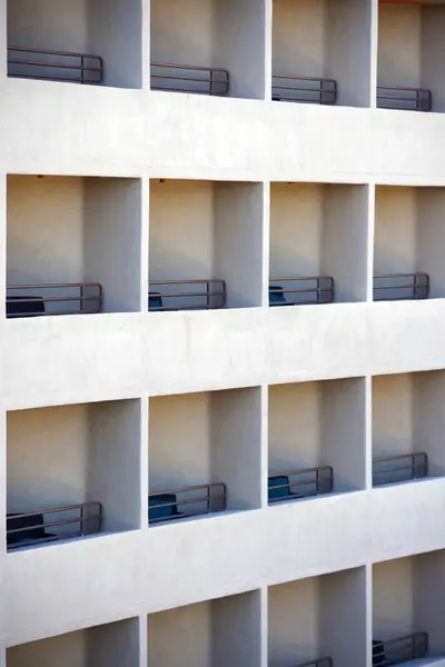 Częściowy Widok Dużą Jednolitą Fasadę Hotelu Siatką Balkonów — Zdjęcie stockowe