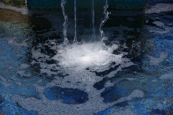 Brunnen Wasserfall Mit Klar Plätscherndem Sprudelndem Wasser Über Blauen Fliesen — Stockfoto