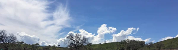 Formações Nuvens Céu Azul Profundo Sobre Paisagem Central Califórnia Primavera — Fotografia de Stock