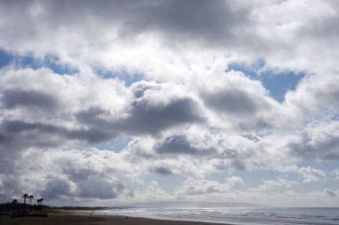 Kaliforniya 'da kış günü geniş bir sahil ve okyanus üzerinde fırtına bulutları