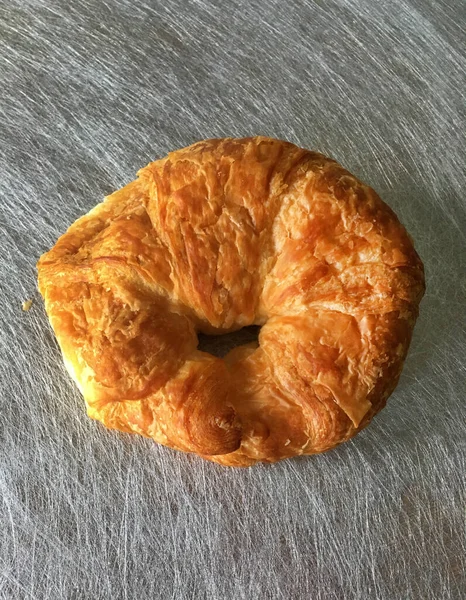 Draufsicht Auf Ein Frisch Gebackenes Buttercroissant — Stockfoto