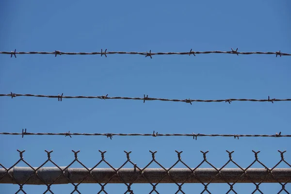 Section Chainlink Security Fence Barbed Wire — Φωτογραφία Αρχείου