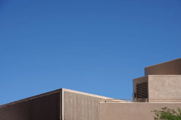 Vista Parcial Edifício Estilo Arquitetura Deserto Com Céu Azul Acima — Fotografia de Stock