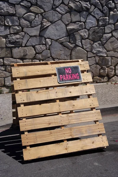 Nenhum Sinal Estacionamento Uma Pálete Madeira Beco Traseiro — Fotografia de Stock