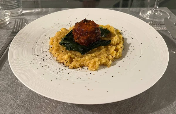 Roasted Spicy Meatball Spinach Mashed Yellow Peas — 스톡 사진
