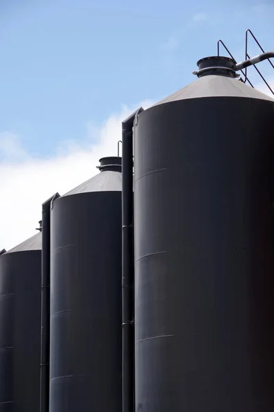 Огромные Темные Промышленные Хранилища Пивоваренных Заводов Подряд — стоковое фото