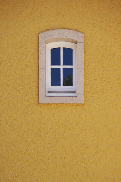 Old Style Window High Yellow Stucco Building — Zdjęcie stockowe