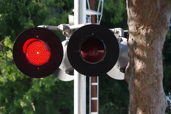 Railroad crossing signal with alternating red lights