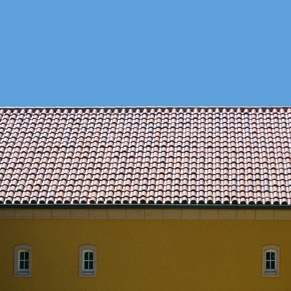 Clean Tile Roof Yellow Building White Windows Blue Sky — ストック写真