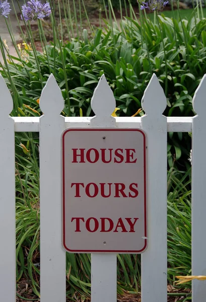 House Tours Today Sign Mounted White Picket Fence — Stock Photo, Image