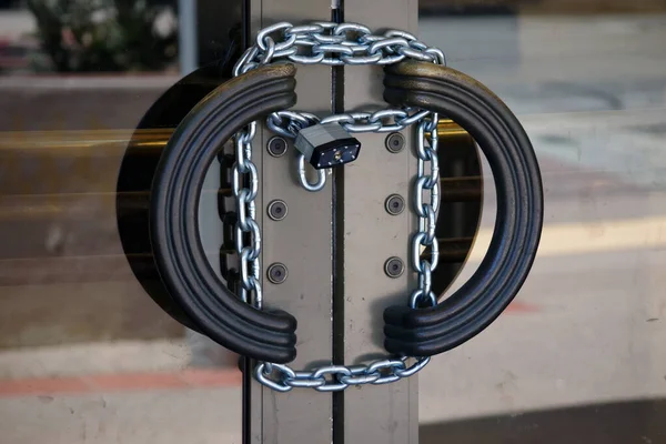 Store Glass Door Secured Heavy Steel Chain Padlock — Zdjęcie stockowe