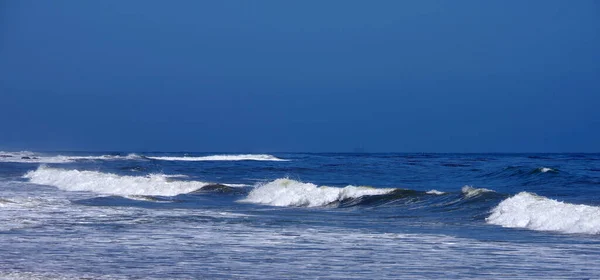 Ocean Surf Offshore Oil Platforms Horizon Seen Beach Santa Barbara — Photo