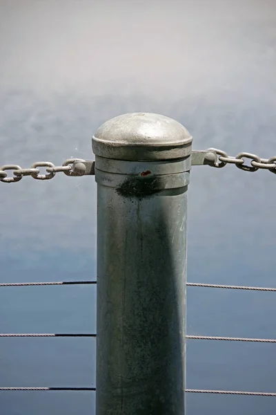 港口码头的金属护栏 带有铁链和铁丝 — 图库照片