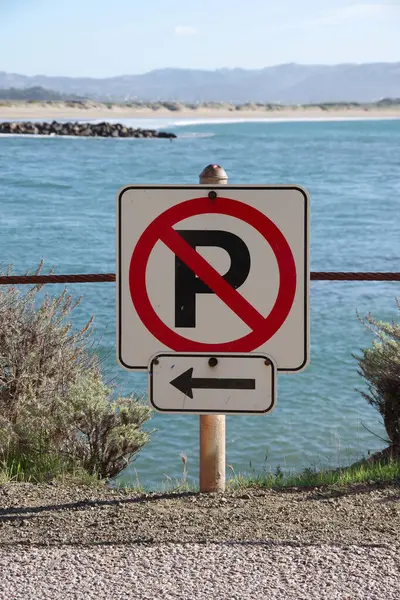 Никаких Следов Паркинга Стрел Влево Океанском Утесе Калифорнии — стоковое фото