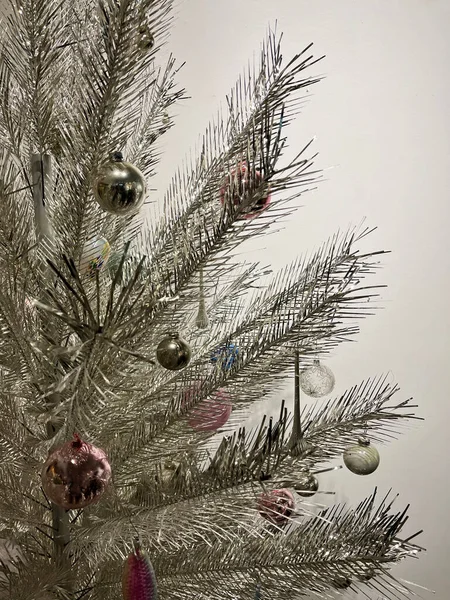 Primo Piano Vista Parziale Albero Natale Argento Luccicante Decorato — Foto Stock