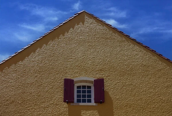 Vieille Fenêtre Style Haut Dans Bâtiment Stuc Jaune Sous Ciel — Photo