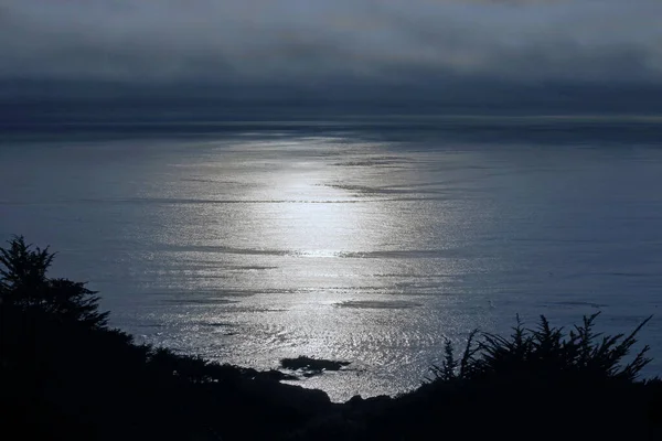 Última Reflexão Luz Solar Antes Noite Com Nevoeiro Sobre Oceano — Fotografia de Stock