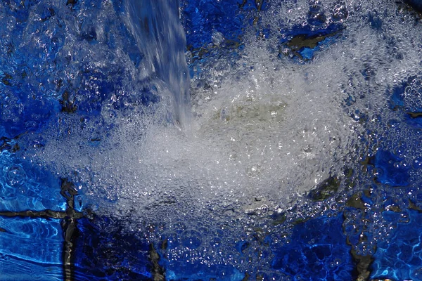 Brunnen Wasserfall Mit Klar Plätscherndem Sprudelndem Wasser Über Blauen Fliesen — Stockfoto