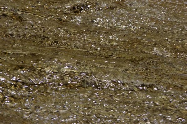 Klares Frisches Bachwasser Das Über Eine Felsoberfläche Fließt — Stockfoto